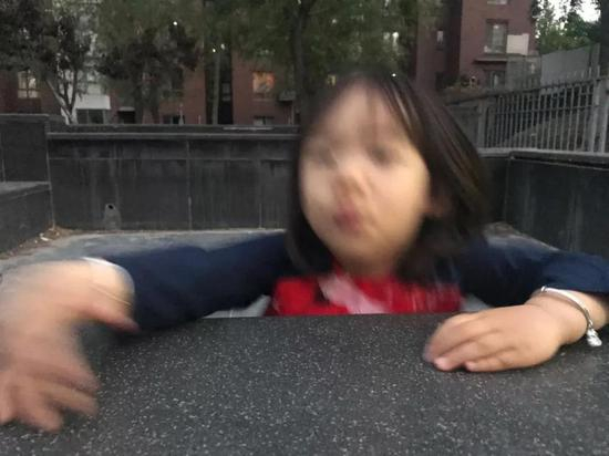 ☆可爱的小美女，被拍成在风中凌乱的亚子