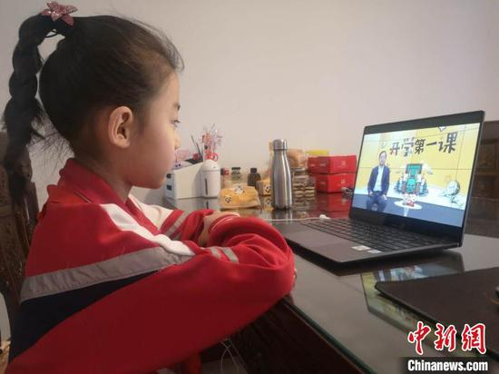 图为上二年级的吕曦在上网课。　乐炎　摄