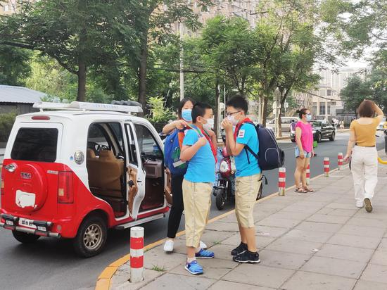 6月8日7点半，北京教科院丰台实验小学学生有序走进校园。澎湃新闻见习记者 程婷 图