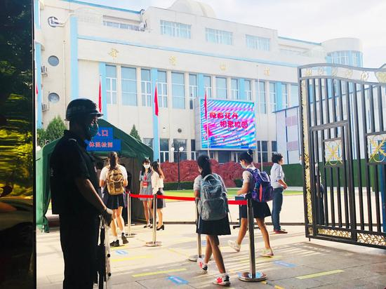 6月8日7：15，北京小学几名学生走进校园。 澎湃新闻记者 吴玉蓉 图