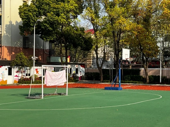浦东新区临沂二村小学的内的足球球门上晾晒着被子。澎湃新闻见习记者&nbsp;蒋乐来&nbsp;图