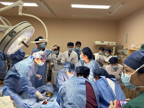 28岁孕产妇羊水栓塞心跳骤停 历经近11小时抢救后母子平安
