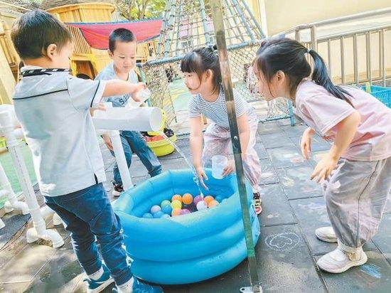 图为东城区春江幼儿园的孩子们感受水的清凉。