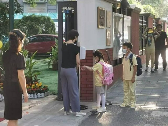 　　9月1日一早，全市3000多所中小学和幼儿园开学，西单小学孩子们入校前在老师指导下洗手。新京报记者 张静姝 实习生 吴静涵 摄