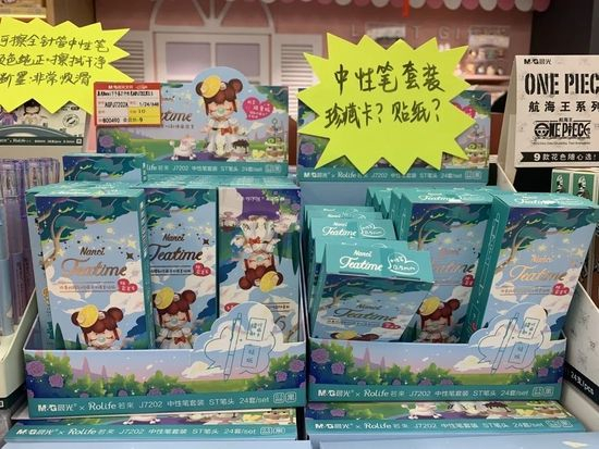　　文具店里的盲盒产品，每个盲盒内还包括一张镭射珍藏卡和一张贴纸——这些贴纸也是妙妙等孩子最喜欢的。摄影：新京报贝壳财经记者 李梦涵