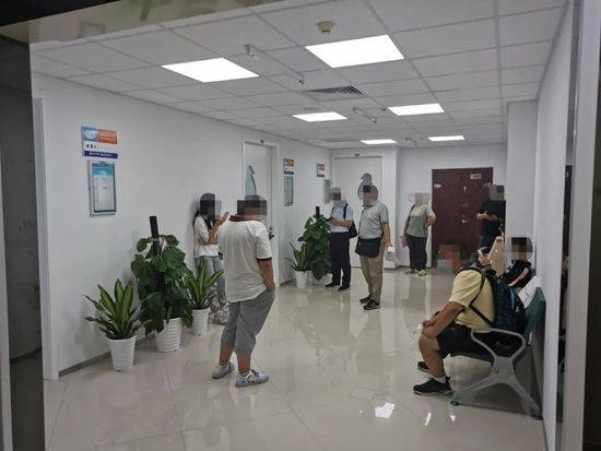 ▲来学习困难门诊咨询、治疗的家长和患者不在少数