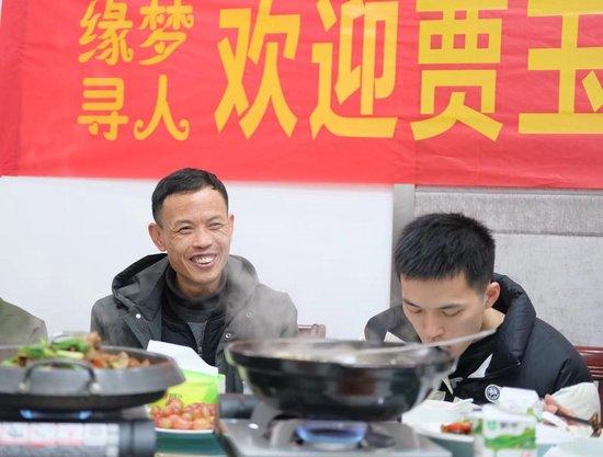 2月1日，认亲活动结束后，贾玉桥一家在黄冈市公安局食堂吃团圆饭。澎湃新闻记者 林平 摄