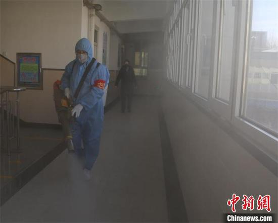 图为学校提前开展消杀工作。　张林虎 摄
