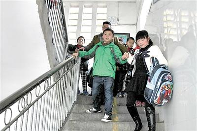 夏世钢放学，父母接他回家。