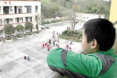 夏世钢特别羡慕能上体育课的同学。 本报记者敖一航 摄