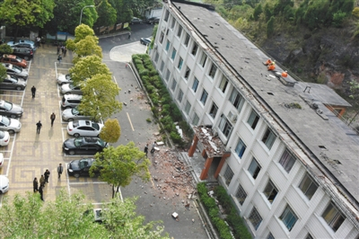 　　昨日，贵州凯里，在凯里学院附属中学内，楼顶一处护墙垮塌，致2名学生死亡。图为事故现场。图/CFP