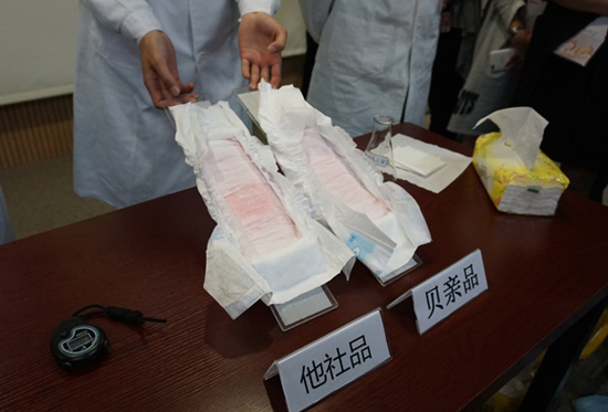 两品牌纸尿裤触感差别大
