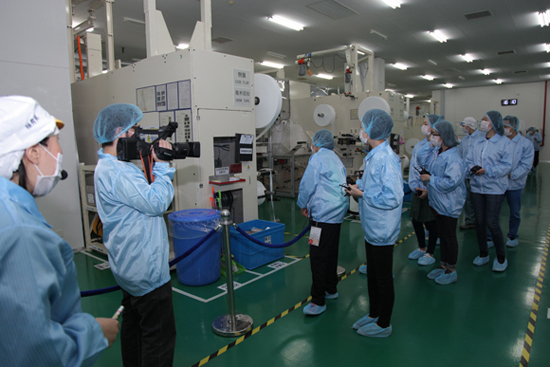 工作人员介绍车间情况