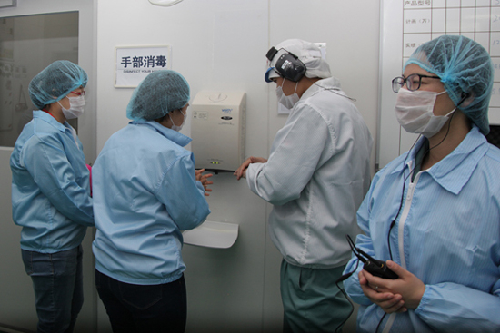 记者进行手部消毒