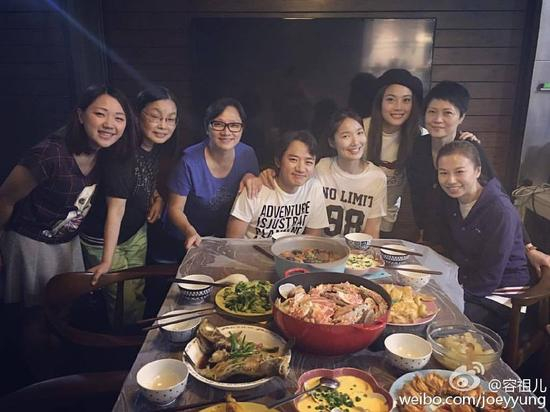 王祖蓝的妹妹（左一）妈妈（左三）和他长一样