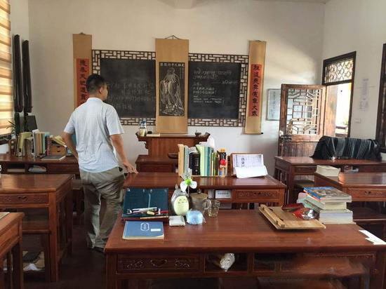 文礼书院的“教室”。8月中旬学生放假，一位教师在留守。新京报记者罗婷 摄