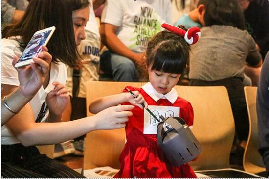 图为真实版洛宝贝与妈妈一起制作动画走马灯