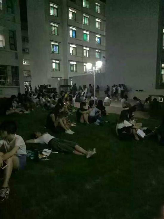 广东一高校宿舍楼甲醛超标 200多学生露宿校园