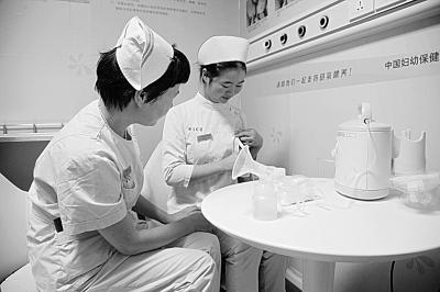 护士妈妈正在捐母乳︒ 通讯员温红蕾 摄