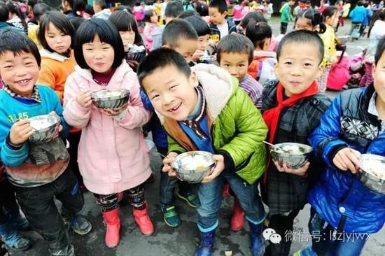 雷波县农村学校孩子吃着可口的午餐(摄于2014年)