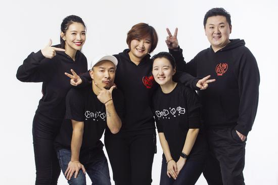 贾玲与大碗小碗团队，左二、左四分别为小碗主理人张哲明、马筱祺，左一右一为大碗合伙人栗坤、孙集斌