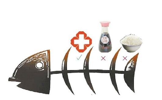 吞米饭or喝醋？鱼刺卡喉的正确处理方式
