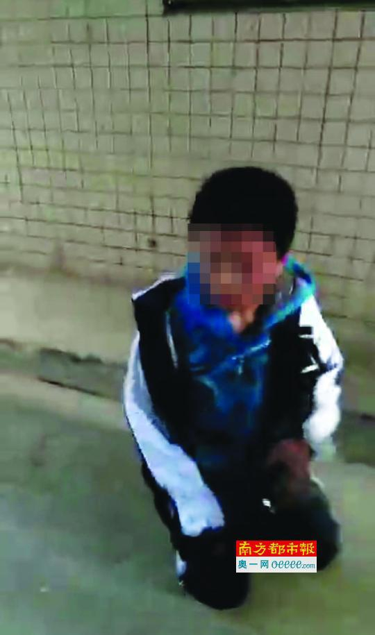 小梁被迫跪地