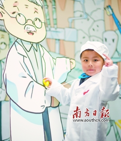 爱牙公益活动现场，小朋友当小牙医，拉近与医生的距离。记者张梓望 摄