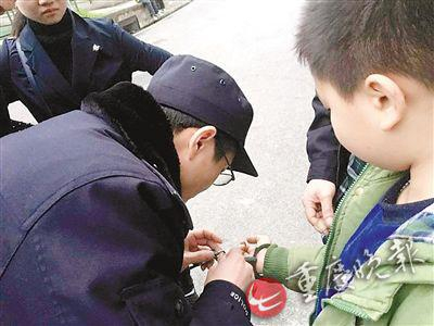 民警为牛牛解开手铐