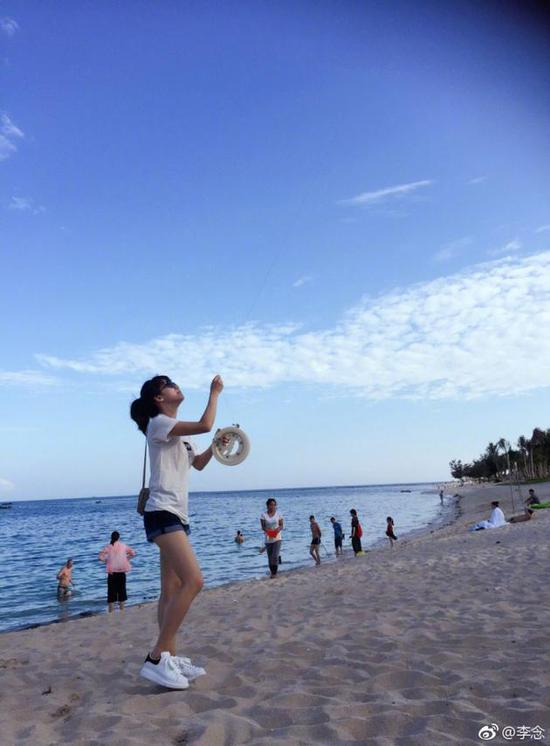 李念和女儿放风筝