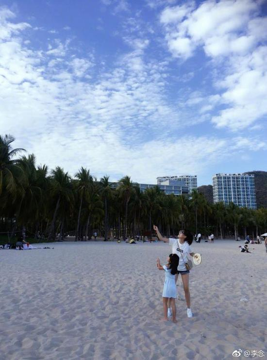 李念和女儿放风筝