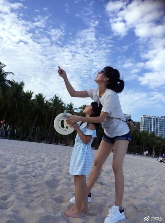 李念和女儿放风筝