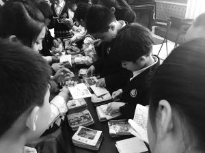 小人书进入小学校园，吸引孩子们好奇的目光 ■学校供图