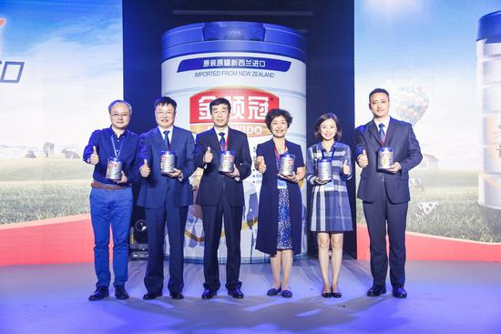 　　金领冠睿护婴幼儿配方奶粉在发布会上震撼亮相。从左至右依次为：小飞象董事长冯红卫、伊利集团奶粉事业部销售部总监王建荣、伊利集团执行总裁张剑秋、中国乳制品工业协会秘书长刘美菊、唯品会美妆及母婴业务部总经理张婧、伊利集团重点客户部高级总经理郭云龙