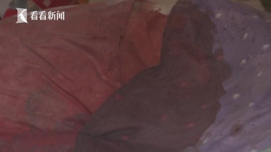 被子上都是母亲的血