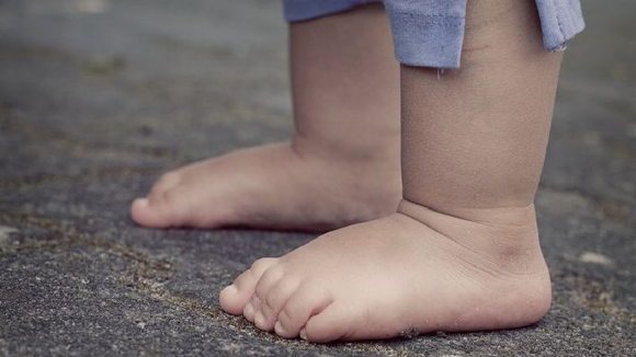 八个多月的孩子非要站立需阻止吗？