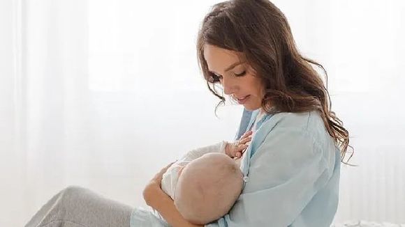 在母乳不够的情况下应多久断奶合适？