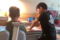安吉带弟弟小鱼儿读英语课文