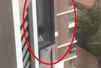 女童探出18楼窗外妈妈却不让撬锁?民警怒了