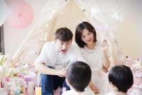 谢娜晒双胞胎日常:模仿爸爸唱歌 不忘台下找妈妈