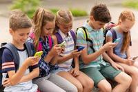 中学公开砸学生手机 校长:过激但不做危害更大