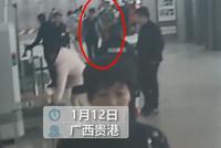 男子赶火车把孩子当行李放进安检仪 网友:亲生的?