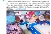 疑因两个孩子抢玩具 家长单手拎别家孩子扔出数米