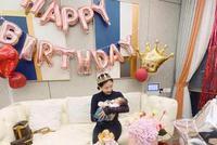 何雯娜抱女儿庆祝自己生日 产后恢复快V字脸明显