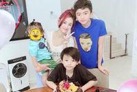 张柏芝拍视频庆生 小儿子Marcus萌样被玻璃"出卖"