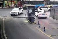 重庆8岁小女孩被压车底 热心市民抬车救人