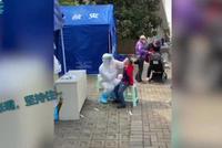 真暖!青岛5岁男孩核酸检测后向医护鞠躬