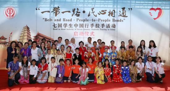 图注：七国少年大合影（拍摄：魏勇）