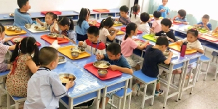 吉安：开学首日“小饭桌”迎“体检” 市场监管护航学生“舌尖安全”