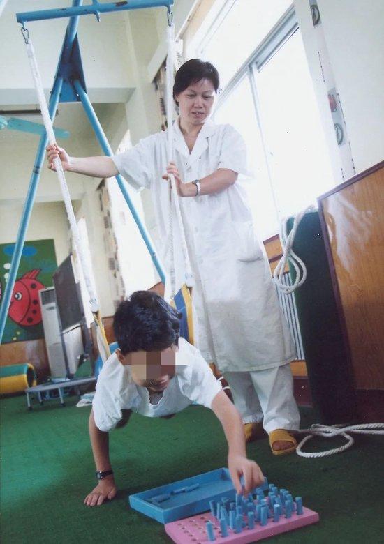 河南某市儿童医院对于多动症儿童进行专注力训练 图/中新图片 中新社发 慎重 摄